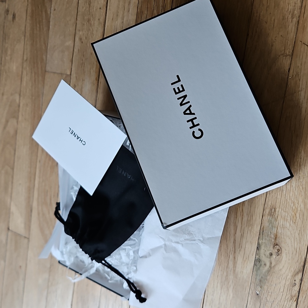 CHANEL gift box with filling/wrapping paper/pouch/card. NEW